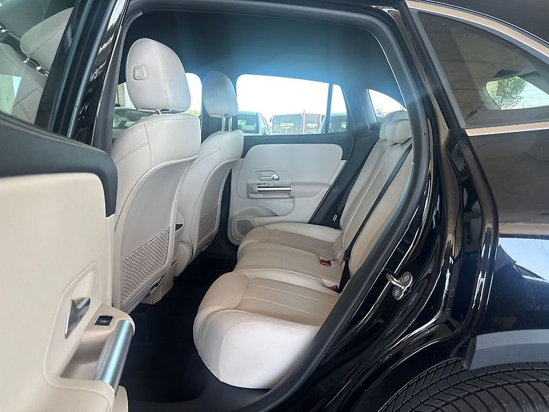 Mercedes-Benz GLA 200d 4MATIC - fotka 15 z 19