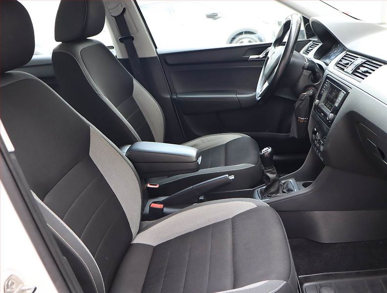 Škoda Rapid (2017) 1.2 TSI, Park. senzory - fotka 9 z 18