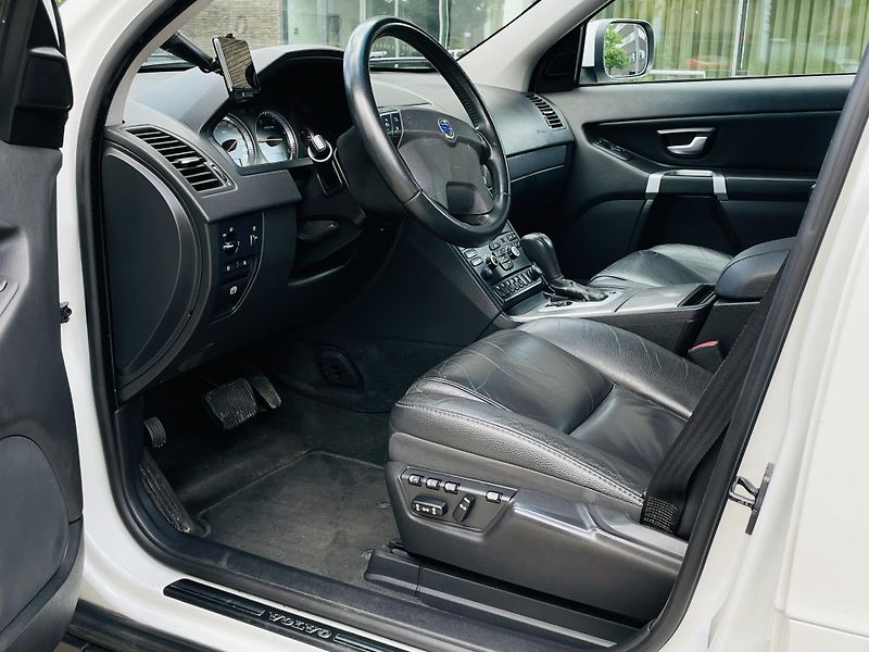 Volvo XC90 2.4D5 4x4 AUT VÝHŘEV SENZORY - fotka 27 z 44