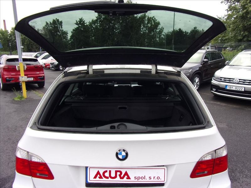 BMW Řada 5 3,0 525d xDrive Touring - fotka 12 z 23