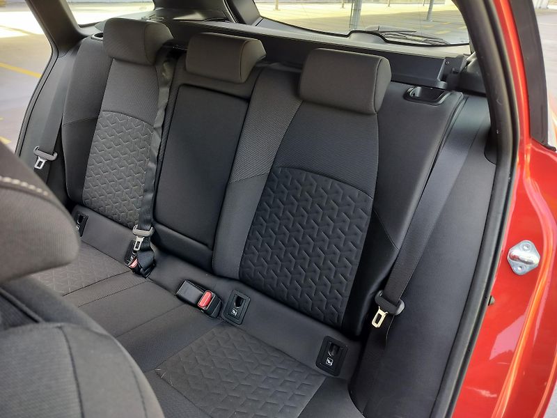 Toyota Corolla 1.8Hybrid comfort vyhř.sedacky - fotka 23 z 29