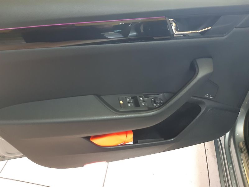 Škoda Superb 2.0 TSI COMBI L&K DSG 4x4    - fotka 21 z 29