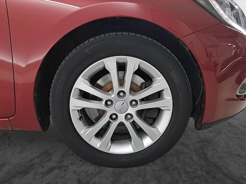 Kia Ceed (2013) 1.6 CRDi, nová STK - fotka 14 z 16