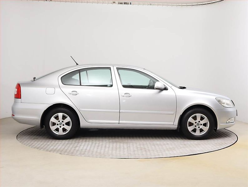 Škoda Octavia (2011) 1.8 TSI, Xenony, Tempomat - fotka 6 z 17
