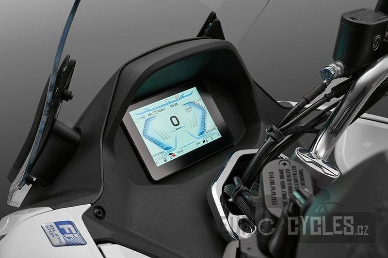 QJ Motor (2026) MTX 125 Hybrid + top box - fotka 20 z 25