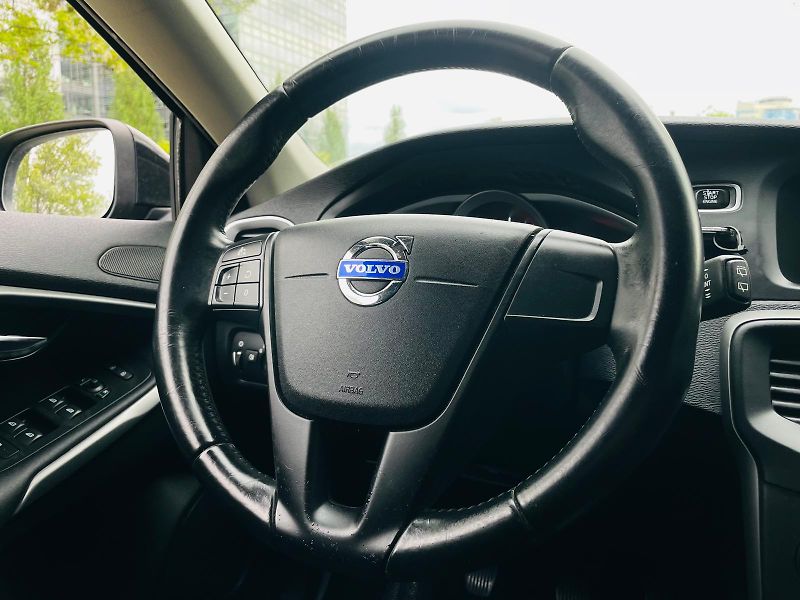 Volvo V40 2.0D3 5VÁLEC MANUÁL 1MAJITEL - fotka 24 z 41
