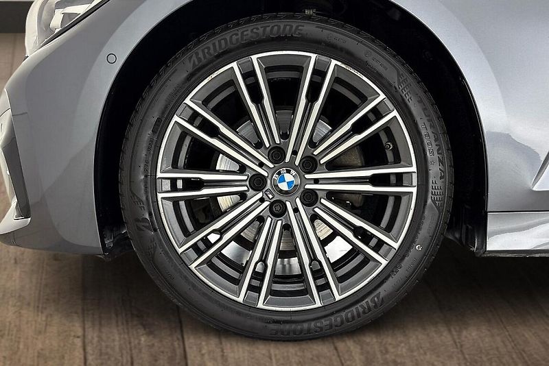 BMW Řada 3 320d xDrive - fotka 24 z 24