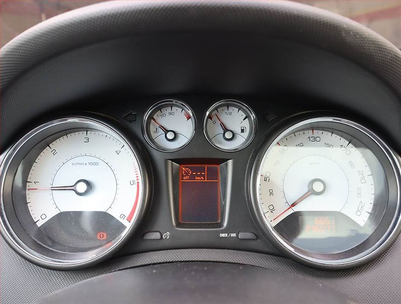 Peugeot 308 (2011) 1.6 HDi, 7 míst, Eko.zaplacen - fotka 11 z 25