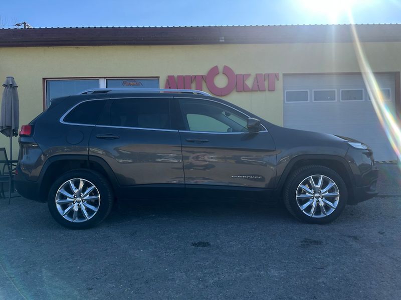 Jeep Cherokee 2.2 CRD 4x4/147kW/Automat/1MAJ - fotka 2 z 37