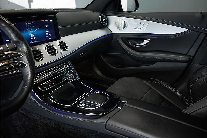 Mercedes-Benz Třídy E (2021) E 300 de T 4Matic AMG Line - fotka 39 z 39