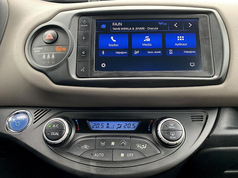 Toyota Yaris SELECTION 1.5 HYBRID 74kW - fotka 21 z 25