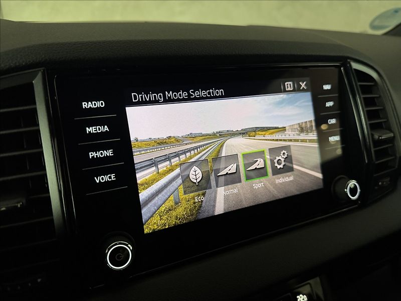 Škoda Karoq 1,5 TSi  DSG Sportline Kessy L - fotka 40 z 49