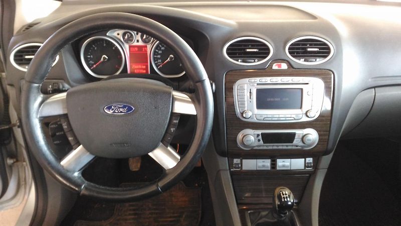 Ford Focus (2008) 1,6TDCI,80KW,XEN,ALU,NAVI,KLIM - fotka 24 z 34