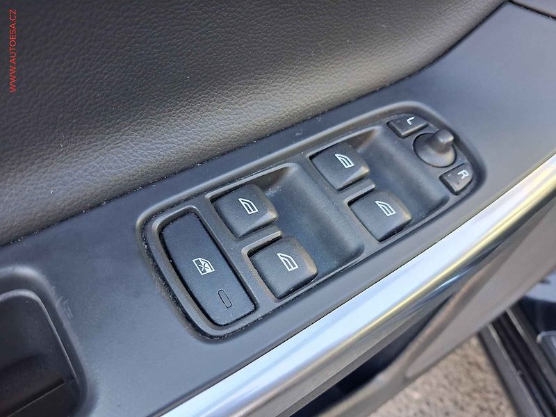 Volvo V60 (2014) 2.0 D3, AC, navi, park.asist - fotka 13 z 16