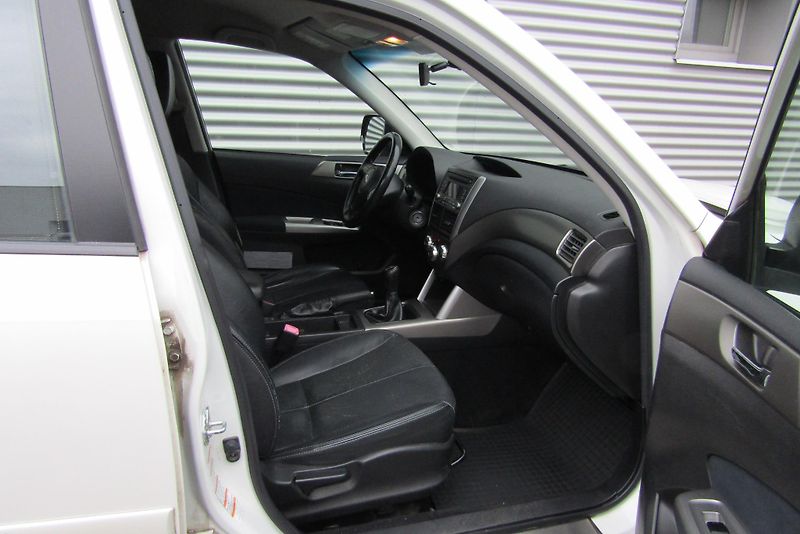 Subaru Forester (2009) 2,5 XT 5MT 169 kW ČR 1. maj. - fotka 17 z 24