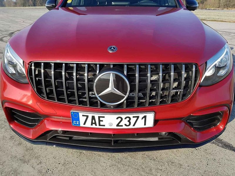 BMW potřebuje více točivého momentu, protože váží o půl tuny víc než Mercedes.