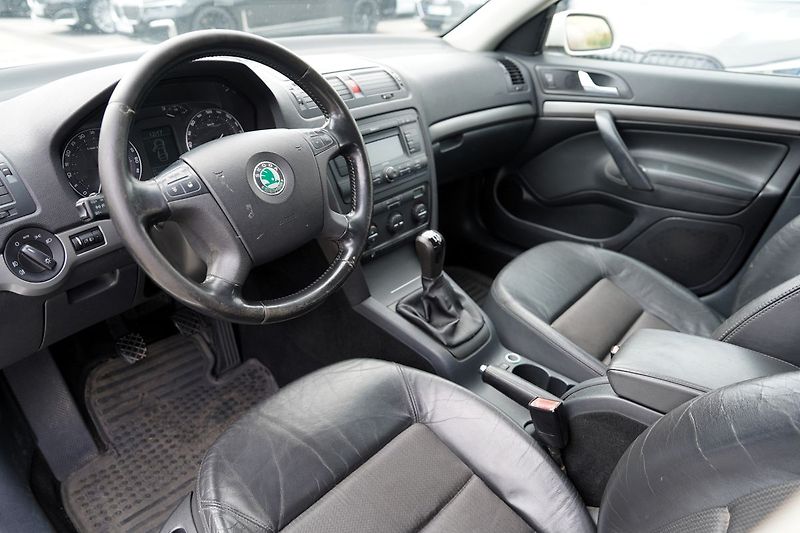 Škoda Octavia 1.6 FSI/116PS/Elegance/kůže/ČR - fotka 14 z 39