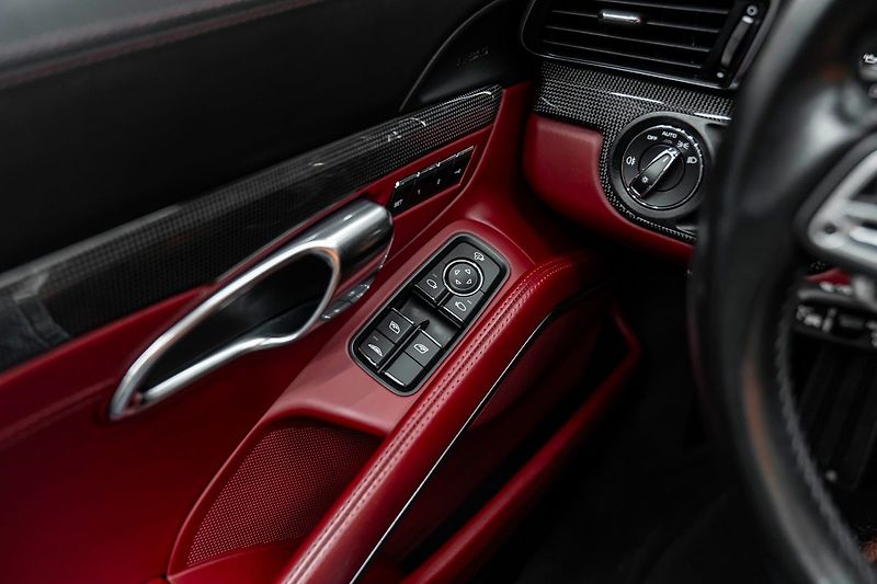 Porsche 911 Turbo - fotka 16 z 21