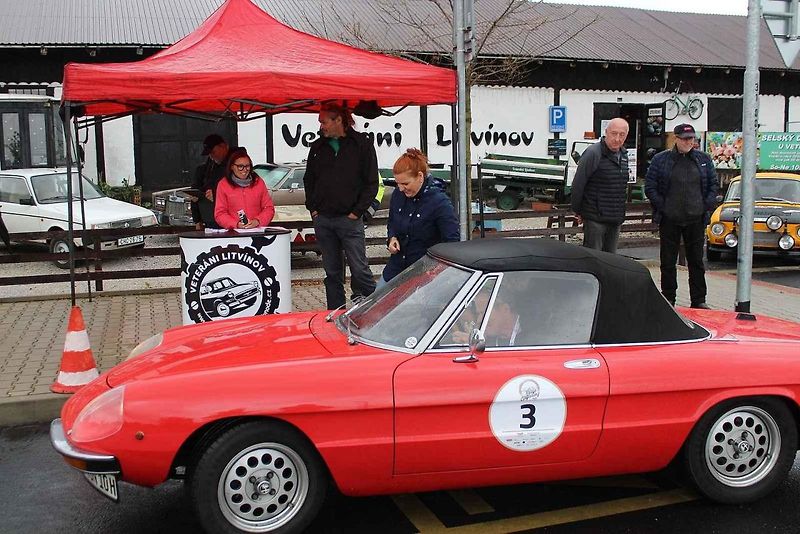 12. Rallye Elbflorenz projela Ústeckým a Karlovarským krajem. Na snímku je vítězná posádka Gerd Lambert a Michael Lörke, kteří tvořili tým Youngtimer United, s vozem Porsche 911 SC Targa z roku 1979.