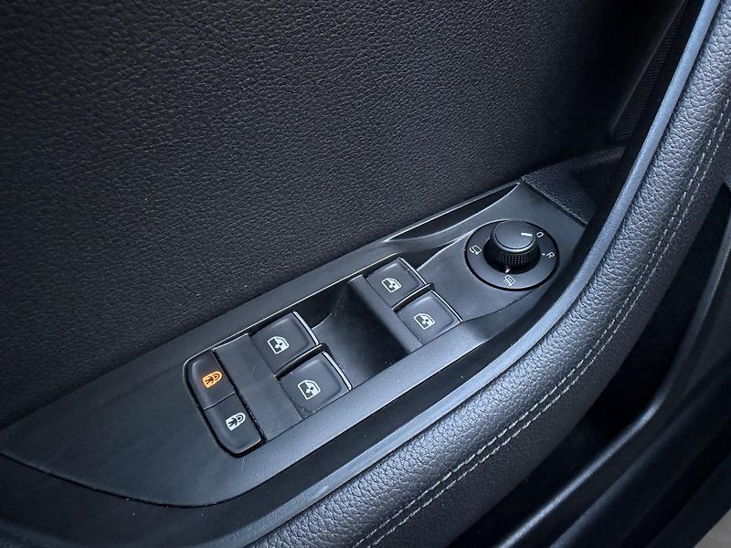 Škoda Superb 2.0 TDI 110kW L&K Combi DSG - fotka 32 z 38