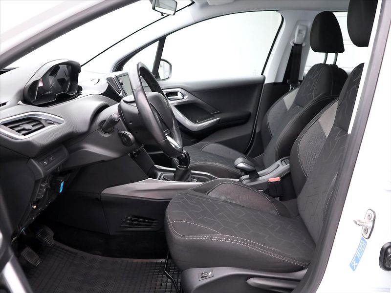 Peugeot 2008 1,2 PureTech 61kW Allure CZ - fotka 11 z 36