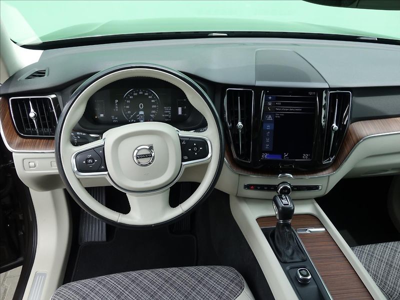 Volvo XC60 2,0 140kW 4x4 MOMENTUM - fotka 15 z 73