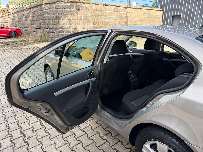 Škoda Octavia 1,2 TSI Elegance/77 kW/1.maj - fotka 9 z 26