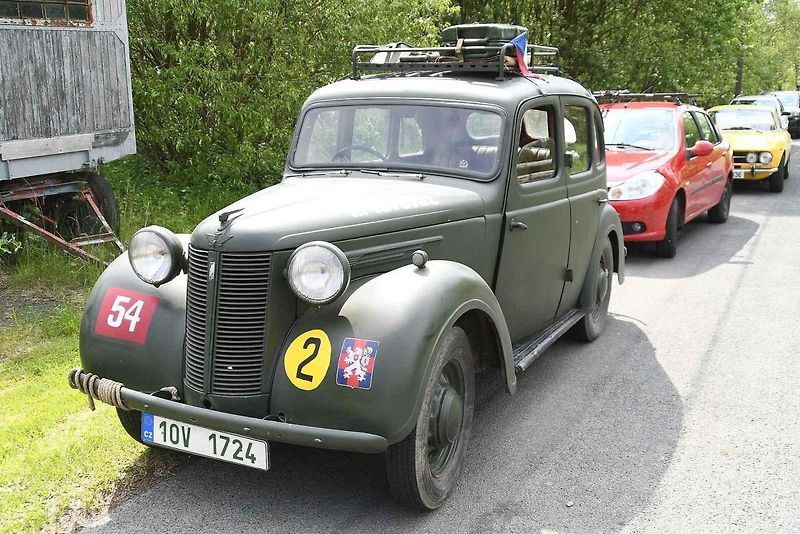 Na oblíbenou vyjížďku veteránů Po pašeráckých stezkách vyrazili řidiči se svými skvosty navzdory nepřízni počasí.