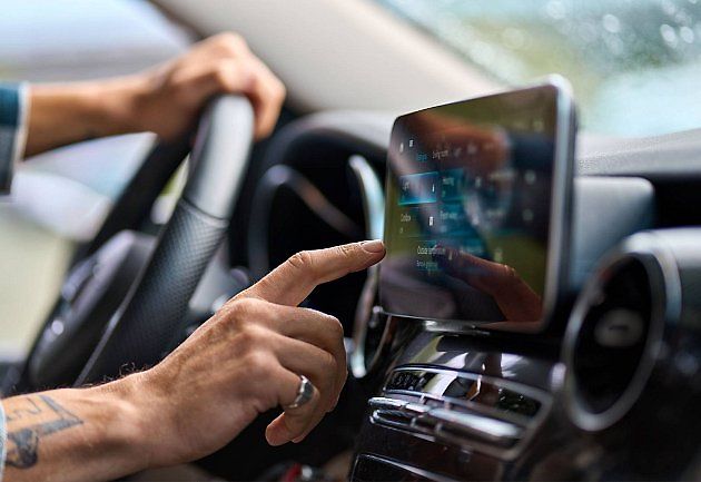 Německé prémiové automobilky jdou v in-car platbách ještě dál. Mercedes-Benz umožňuje schválit nákup paliva pouhým přiložením prstu na integrovanou čtečku otisků., zdroj: insta_photos/Shutterstock
