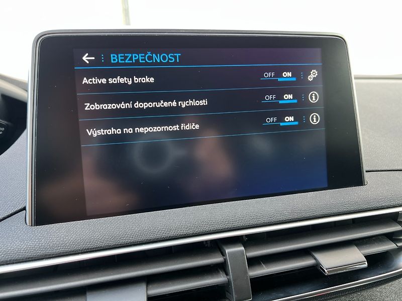 Peugeot 5008 (2019) 1.2PT 96kW ALLURE+ 7-míst - fotka 28 z 38