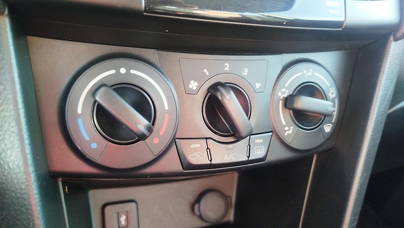 Suzuki Swift (2013) 1.2 16v 4x4  - fotka 12 z 35