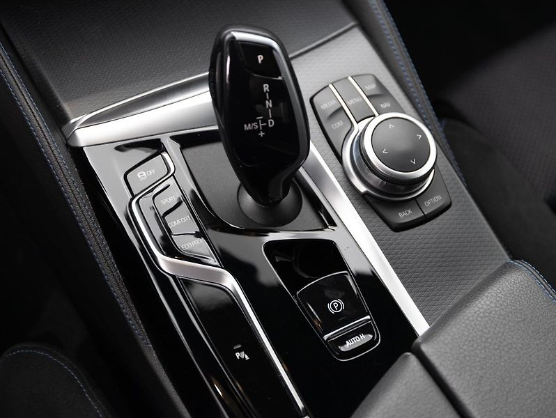 BMW Řada 5 520d xDrive - fotka 15 z 22