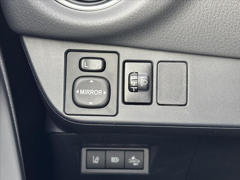 Toyota Yaris 1,5 VVT-i Active KAMERA - fotka 27 z 34