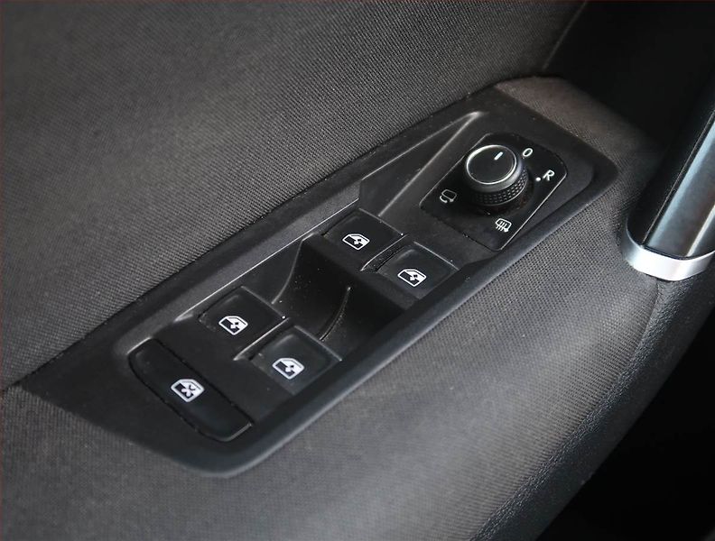 Volkswagen Touran (2017) Highline 1.8 TSI, Automat - fotka 17 z 22