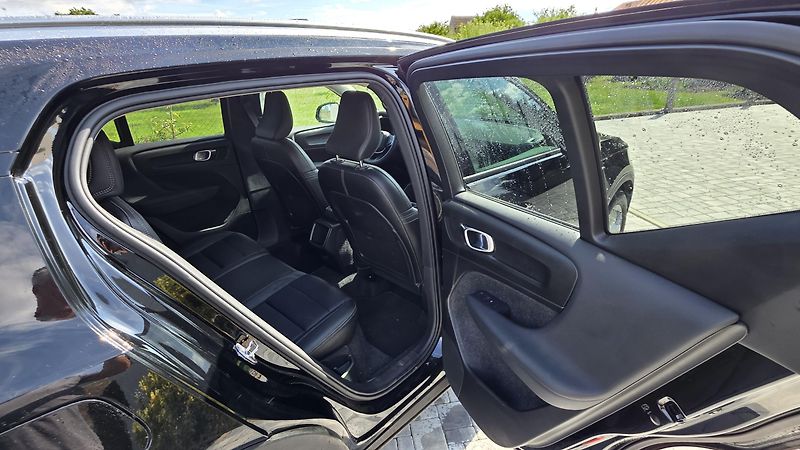 Volvo XC40 (2019) 140kW, AUT, 1. majitel, ČR - fotka 10 z 27