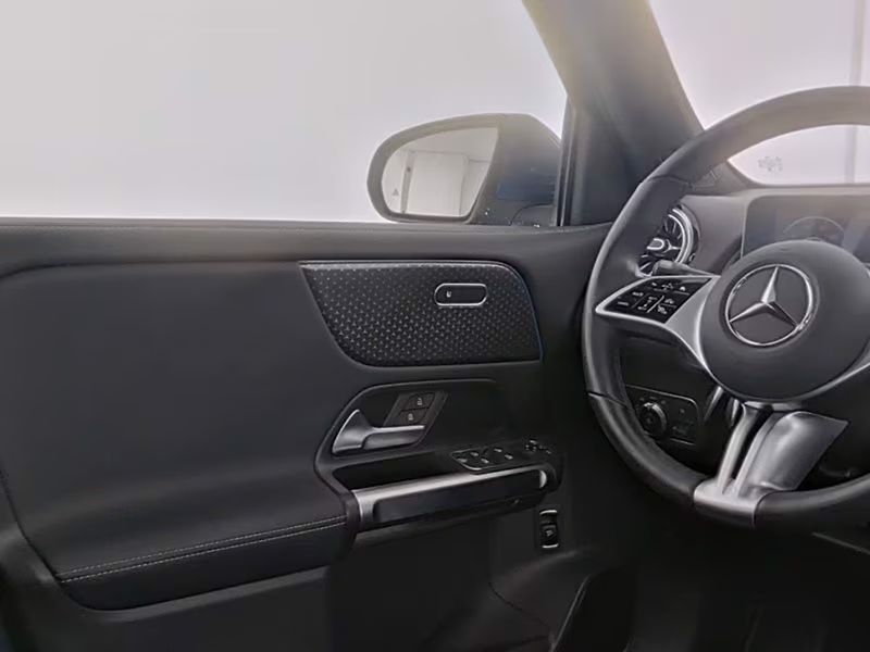 Mercedes-Benz EQB 300 4M Prog. 7 míst Pano 360 - fotka 7 z 10