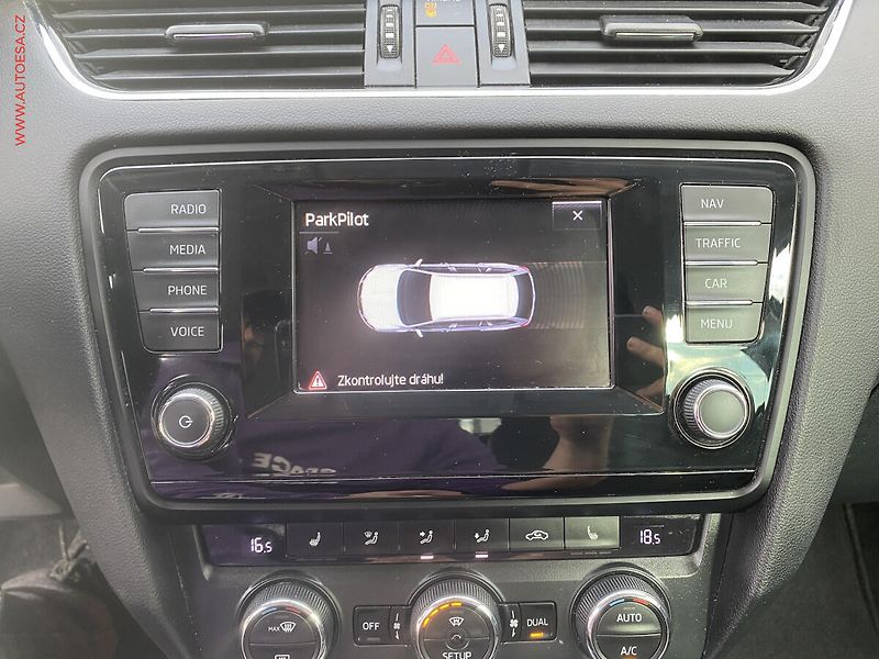Škoda Octavia (2015) 1.4 TSi, Elegance, DSG, +kola - fotka 19 z 20