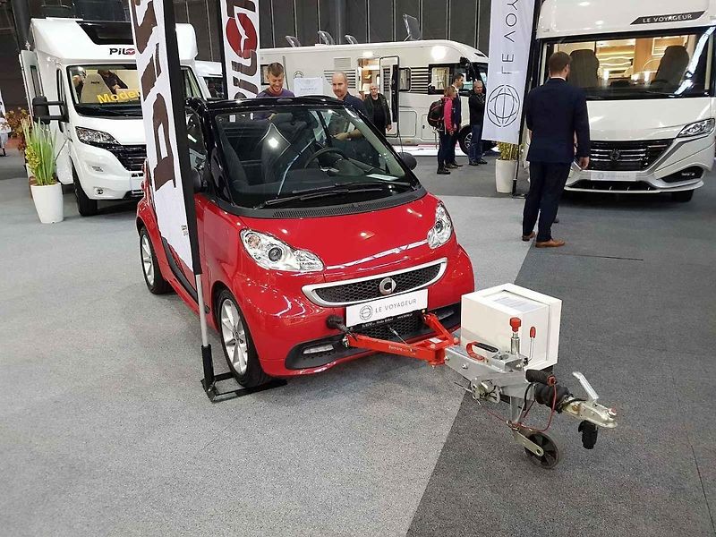 Jeden z nejhezčích vozů na výstavě si hned našel svého majitele. Na modelu Dethleffs Globetrotter XLi 7850-2 s nápadným lakem za čtyři miliony korun byla přilepena cedulka „prodáno“.