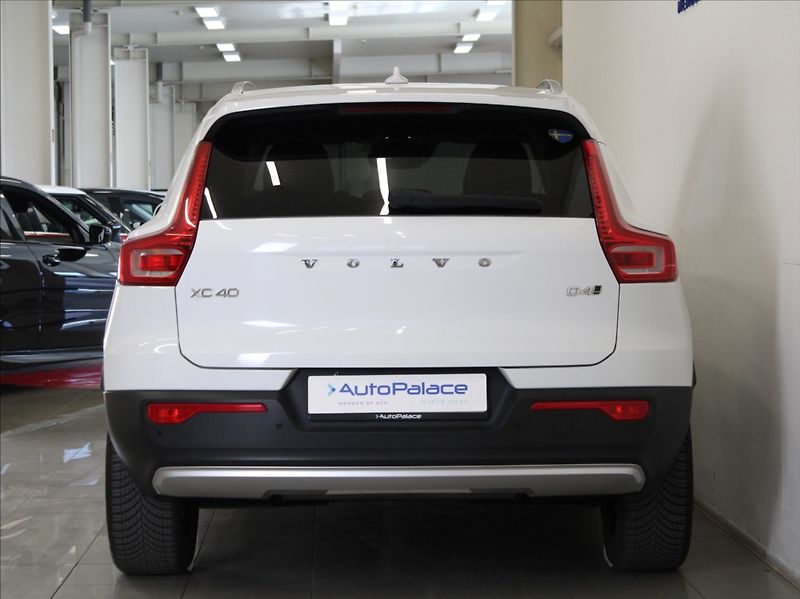 Volvo XC40 2,0 D4 AWD Mom.PRO Pilot Tažné - fotka 4 z 21