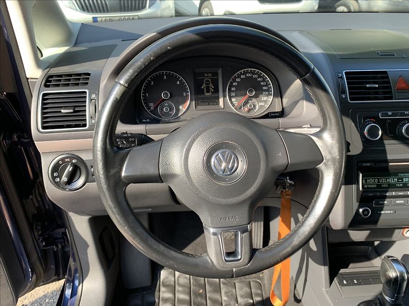 Volkswagen Touran 1,6 TDI DSG - fotka 10 z 17