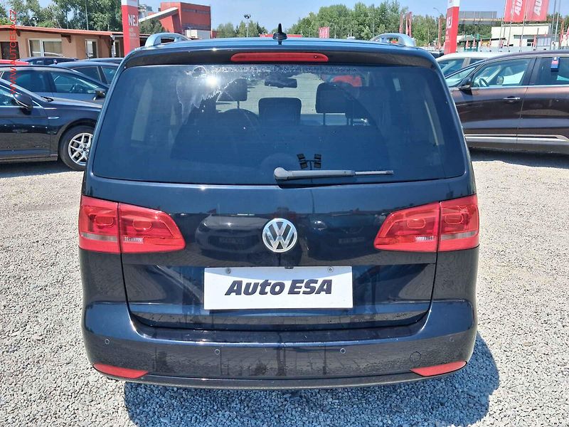 Volkswagen Touran (2014) 2.0 TDi, DSG, bixen, panor - fotka 5 z 23