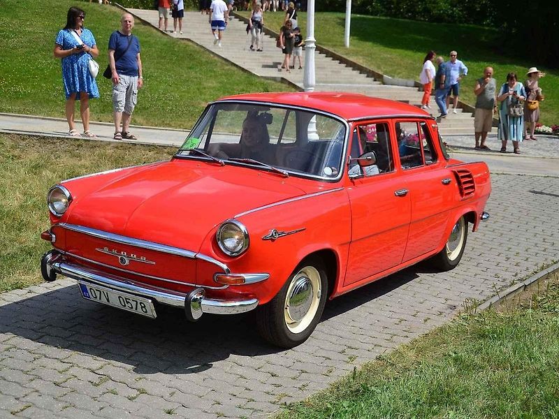 Přehlídka veteránů na Arnice v Mariánských Lázních. Sanitka Cadillac