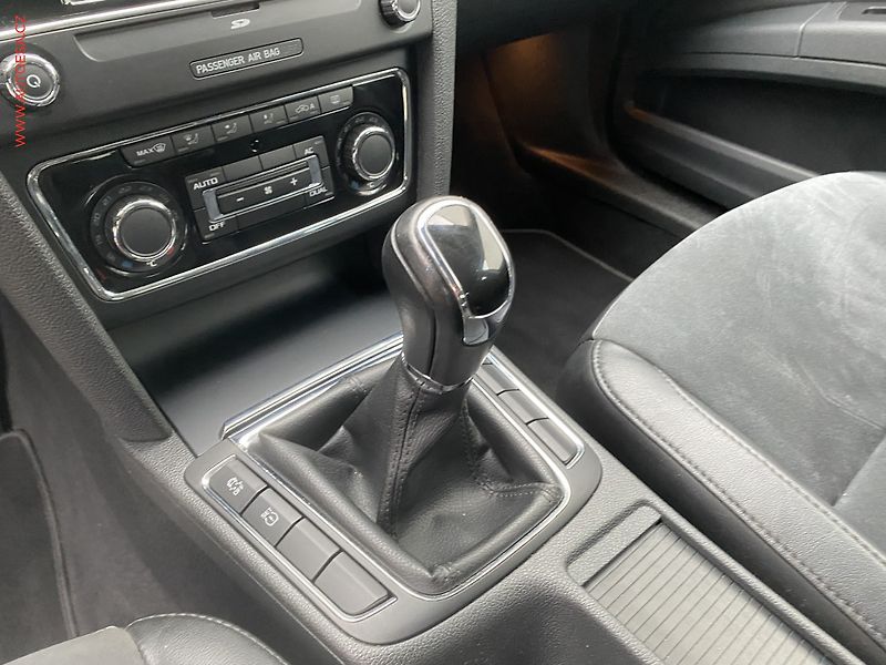 Škoda Superb (2012) 2.0 TDi, Ambition - fotka 16 z 17