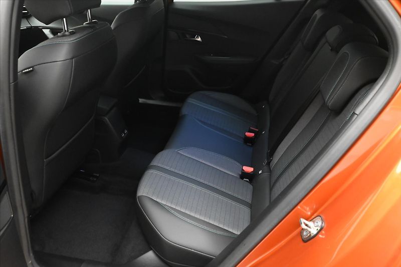 Peugeot 2008 1,5 BlueHDi 81 kW Allure Záruk - fotka 14 z 29