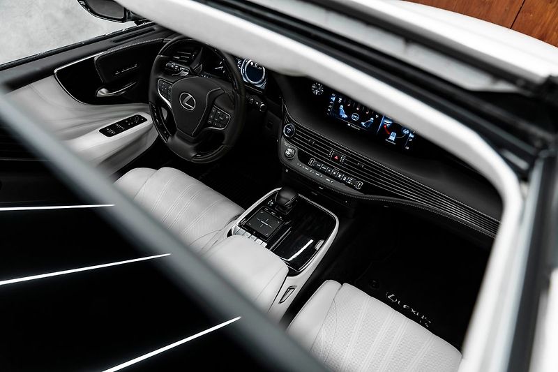 Lexus LS 500 H - fotka 8 z 30