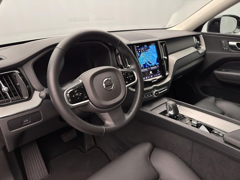 Volvo XC60 B5 AWD PLUS DARK CZ 1.maj - fotka 3 z 44