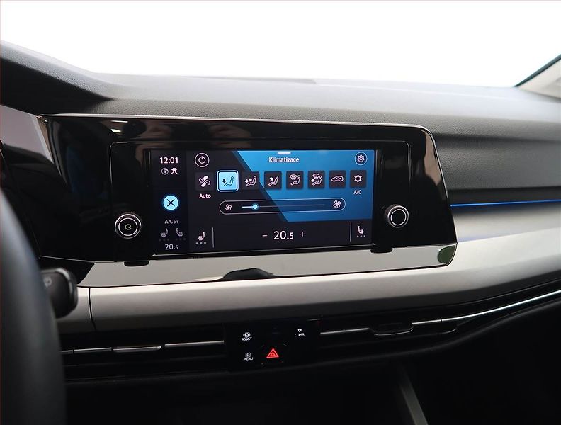 Volkswagen Golf (2024) Life 1.5 eTSI, digi klima - fotka 18 z 23