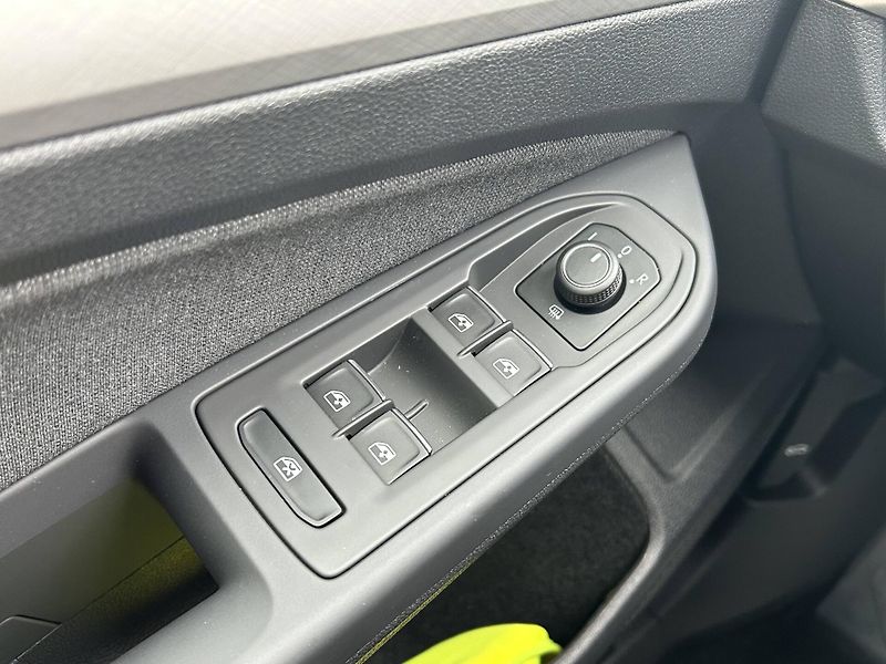 Volkswagen Golf Life 1,0TSi - fotka 19 z 22