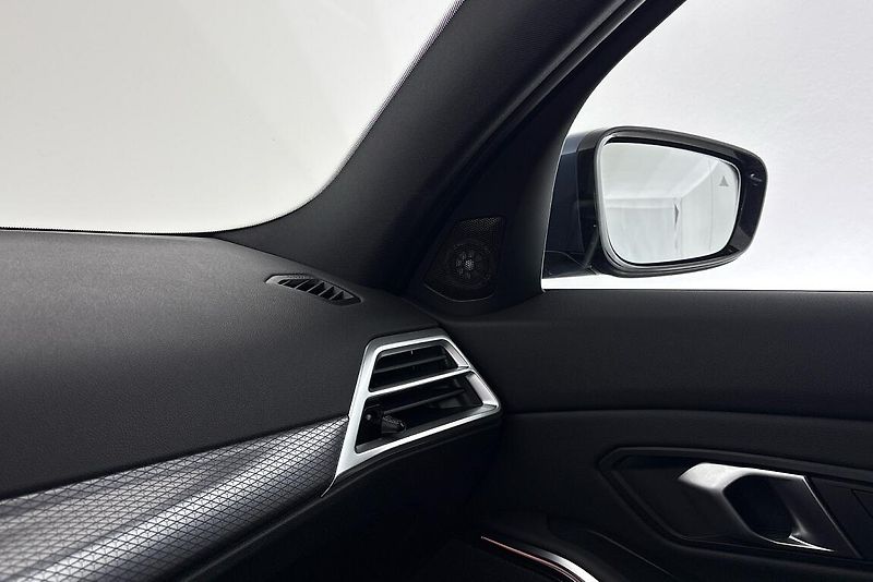 BMW Řada 3 řady 3 | 330d xDrive - fotka 16 z 25