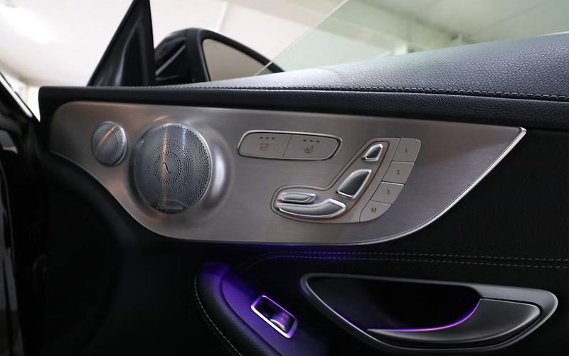 Mercedes-Benz Třídy C 300 AMG 360 kamera Burmester - fotka 19 z 22
